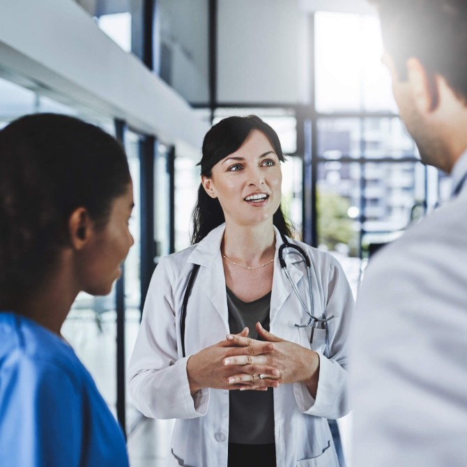 Gestão de Serviços de Saúde: médicos conversando em corredor do hospital