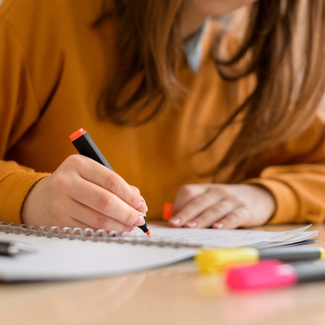 local de estudo: jovem mulher estudando