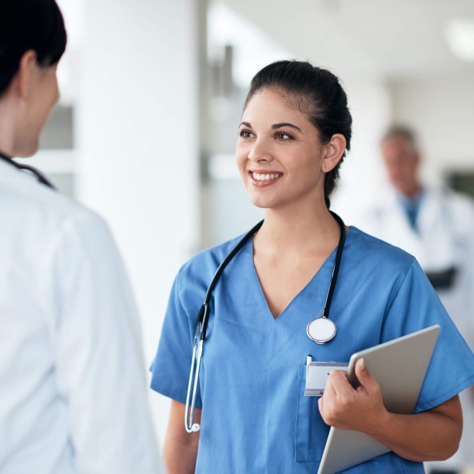 enfermagem: enfermeira conversando com médico em hospital