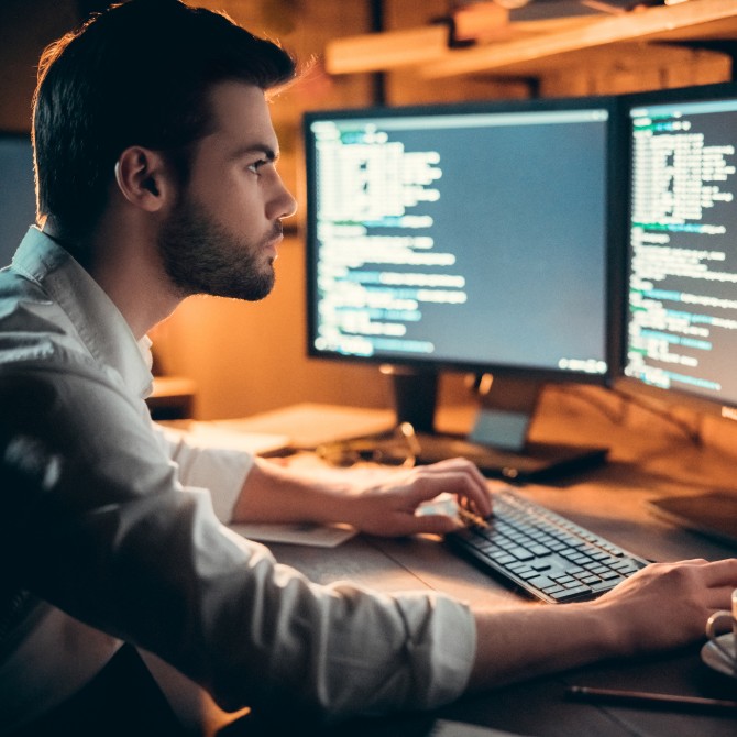 engenharia ágil de software: homem sentado olhando computador