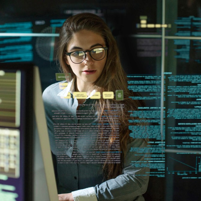 segurança digital: mulher trabalhando em códigos