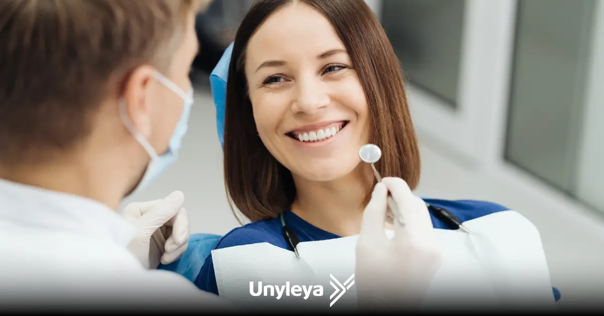 Dentista cuidando da saúde bucal de um paciente