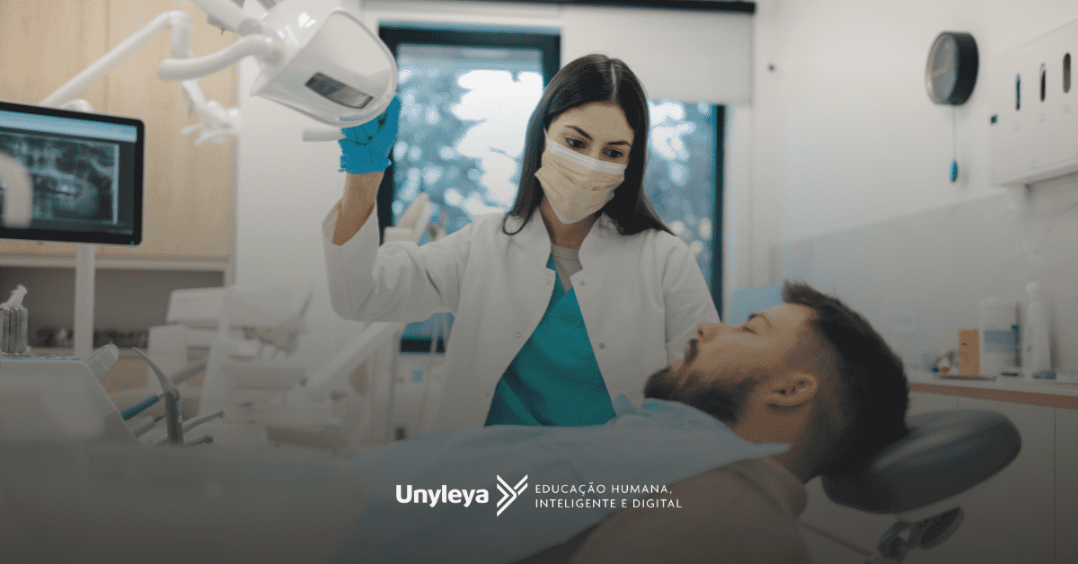 Endodontista: o que é, o que faz, o que trata, quanto ganha e pós-graduação
