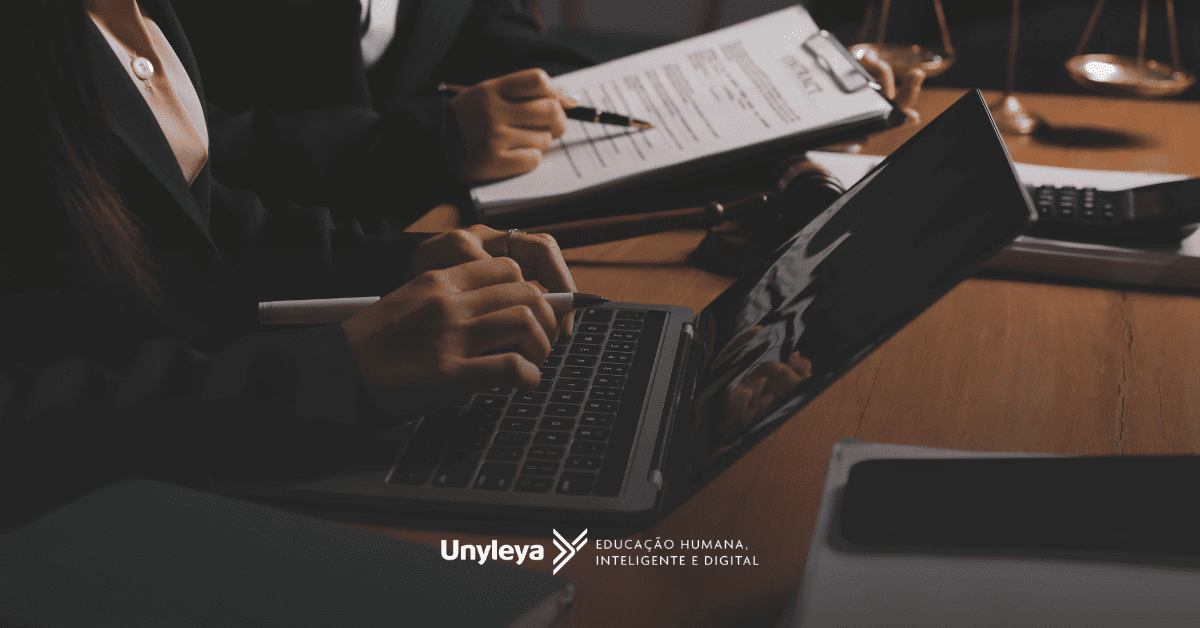 Direito empresarial: o que é, quem faz e pós-graduação